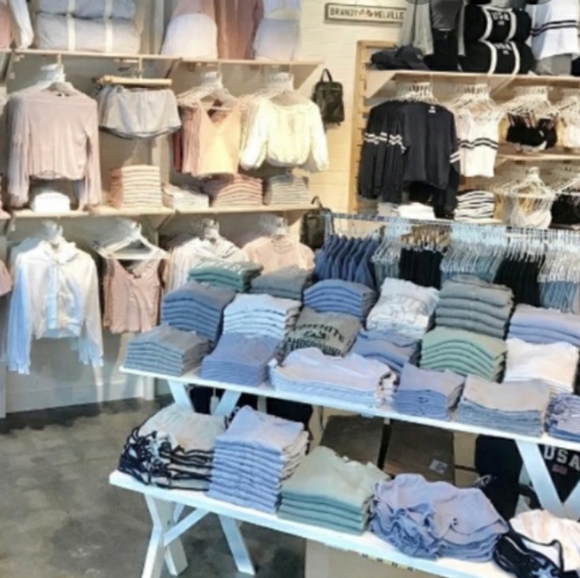 3-4 TOPS POPULAR BRAND MYSTERY BOX! - Picture 3 of 3